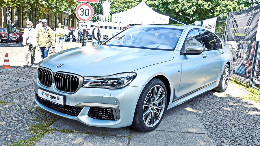 BMW M760li 2016